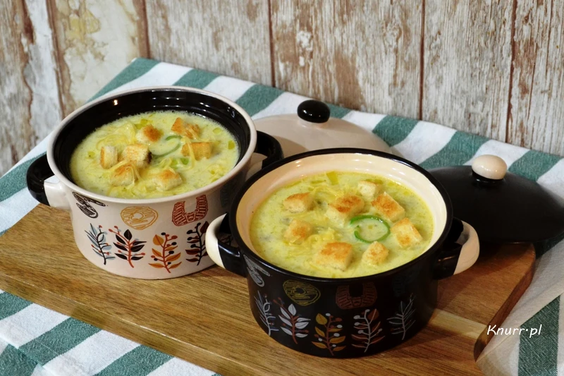 Zupa porowa z serkiem topionym i grzankami