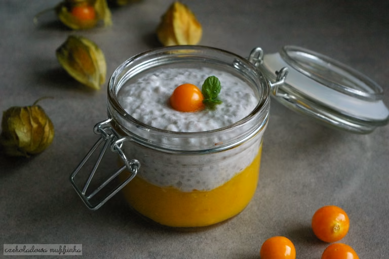 Kokosowy pudding chia z musem z mango