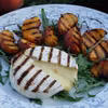 Grillowany camembert z brzoskwiniami na rukoli