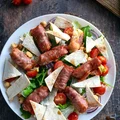 Sałatka z halloumi w szynce parmeńskiej oraz chipsami z tortilli