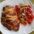 Kurczak nadziewany pieczarkami zapiekany w cieście francuskim