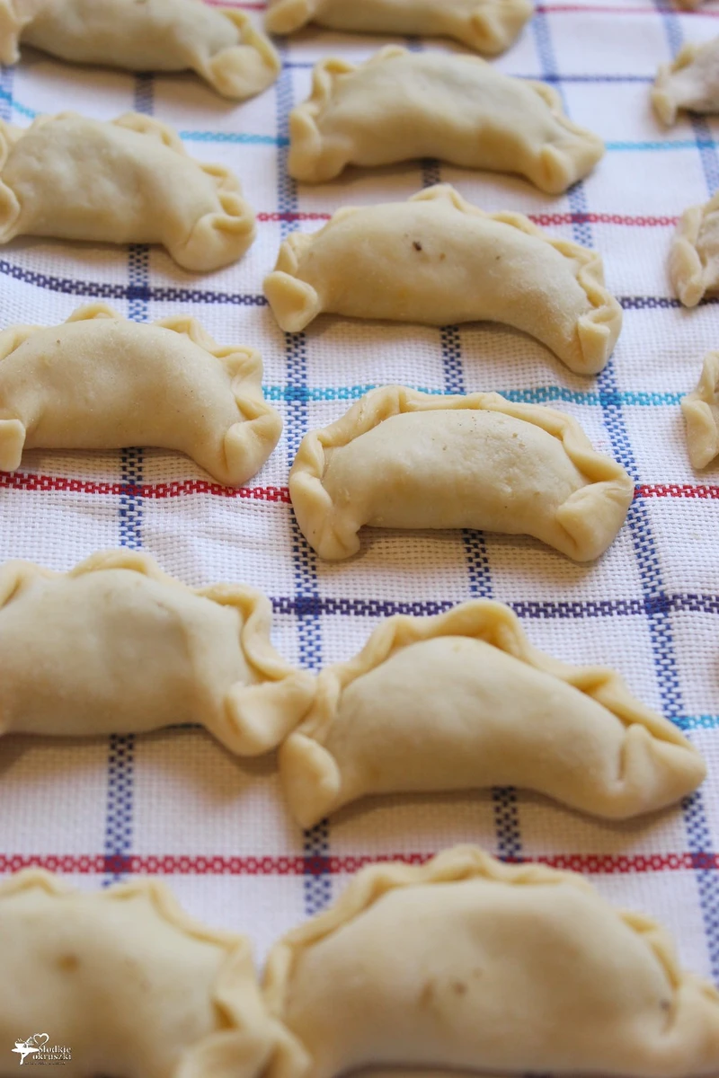 Świąteczne pierogi z kapustą i grzybami (przepis na pyszne ciasto)