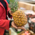 Korzystanie z Tindera to przeszłość! Nowy sposób na podryw 'na ananasa' robi furorę w supermarketach!