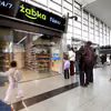 Pierwsza Żabka Nano na polskim lotnisku ucieszy pasażerów! Szybkie zakupy przed wylotem bez kolejek i kas