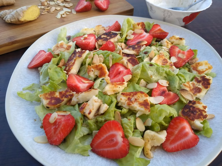 Sałatka z truskawkami i halloumi