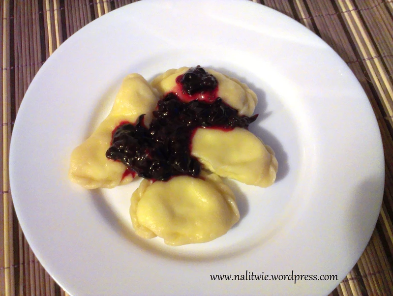 Pierożki z naturalnym twarogiem i czarną porzeczką