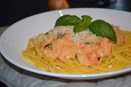 Sos do spaghetti ze świeżych pomidorów z fetą