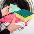 Wsadź gąbkę do naczyń do prania! Efekt usunie odwieczny problem!