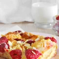 Pudding chlebowy z malinami i migdałami