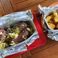 Grillowana kaszanka z kiszoną kapustą i ziemniaczki.