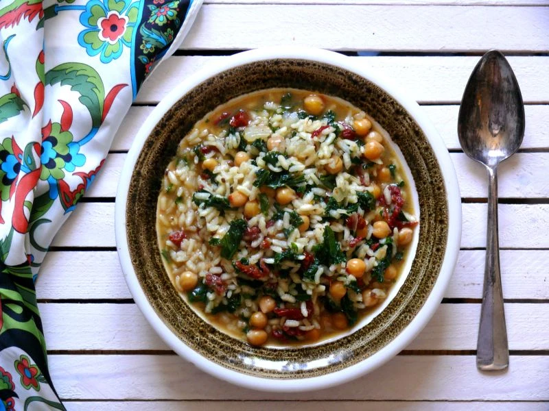 RISOTTO Z JARMUŻEM, CIECIORKĄ I SUSZONYMI POMIDORAMI