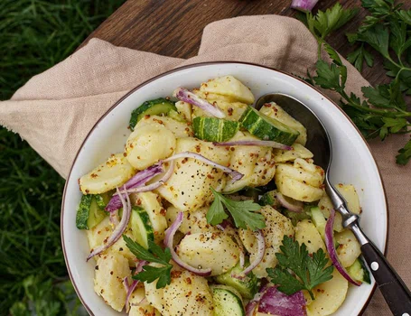 Ziemniaczana sałatka z zielonym ogórkiem