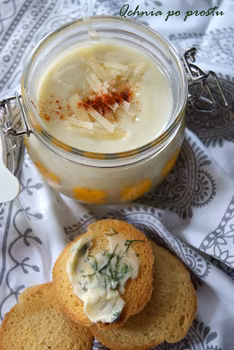 Krem kalafiorowy z serem padano i czosnkowymi grzankami