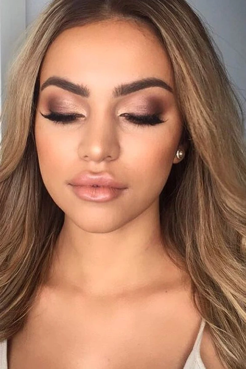 Delikatne smokey eye z różem