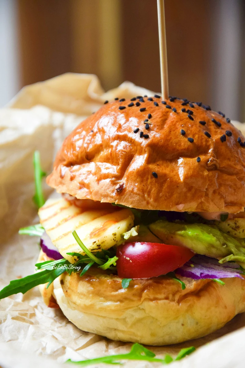 Wegetariańskie burgery z halloumi i awokado FIT