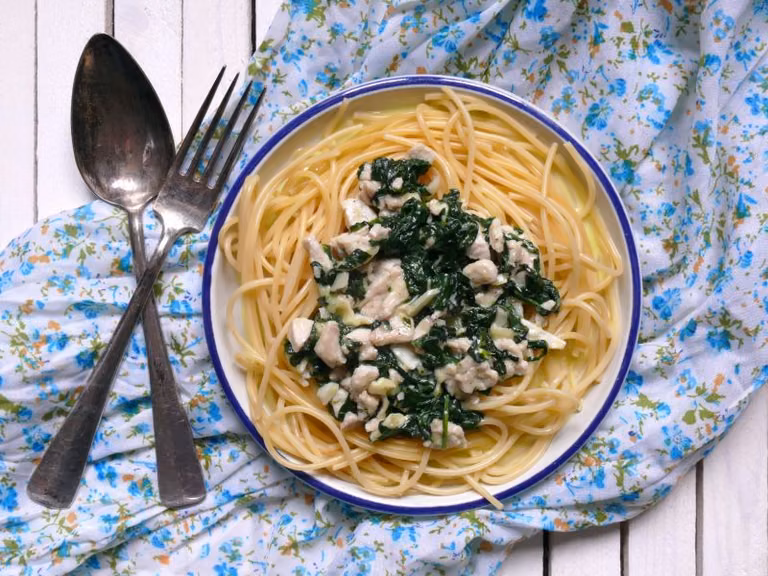 SPAGHETTI Z SOSEM Z INDYKA, SZPINAKU I SERA CAMEMBERT