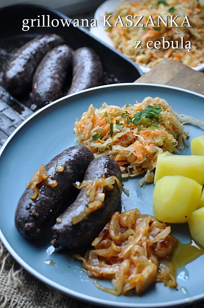 Kaszanka z grilla z cebulą z dodatkiem ketchupu