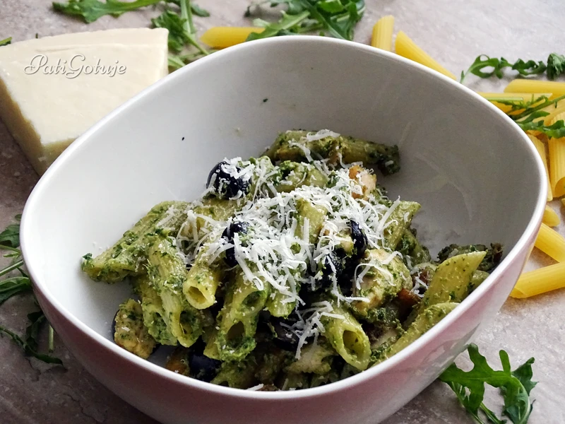 Makaron z oliwkami i pesto z rukoli