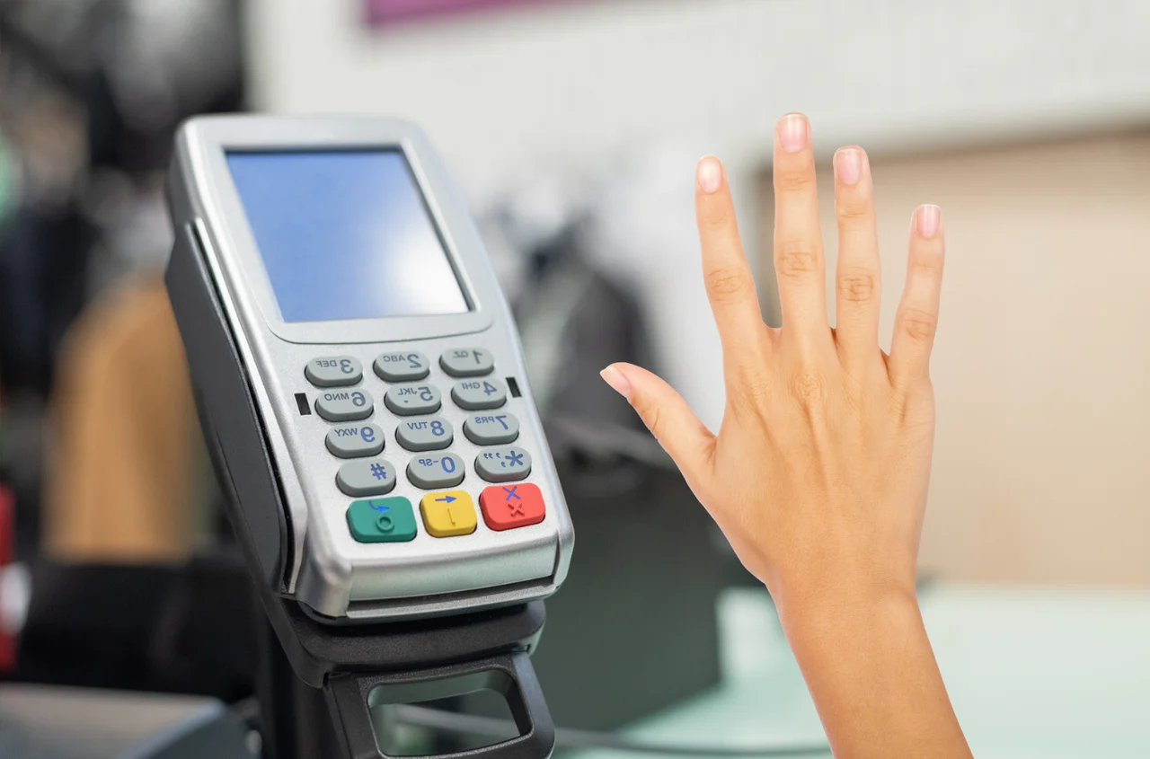 Przyłóż dłoń i zapłać! Rewolucja płatnicza wchodzi do Polski