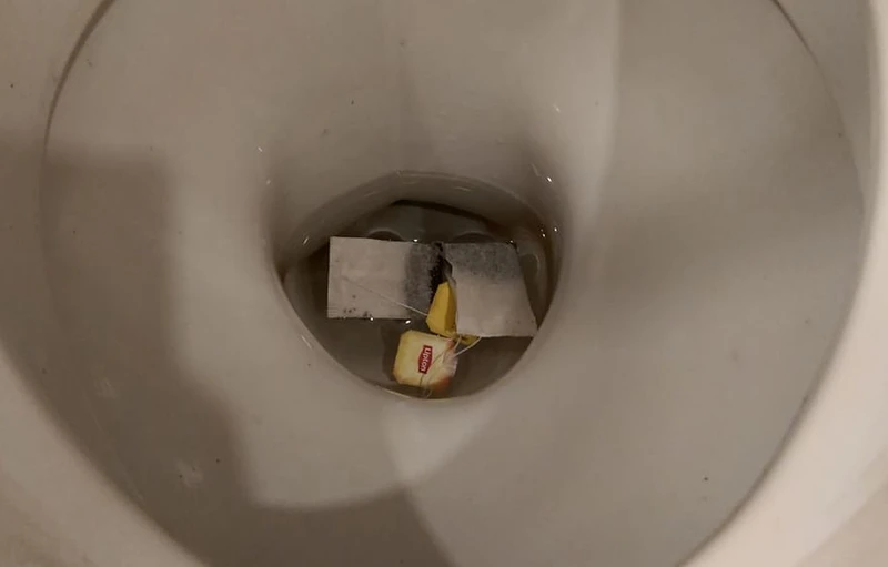 Wiele osób wrzuca torebkę po herbacie do toalety! Sprawdź dlaczego