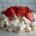 Pavlova z kremem kawowym i truskawkami