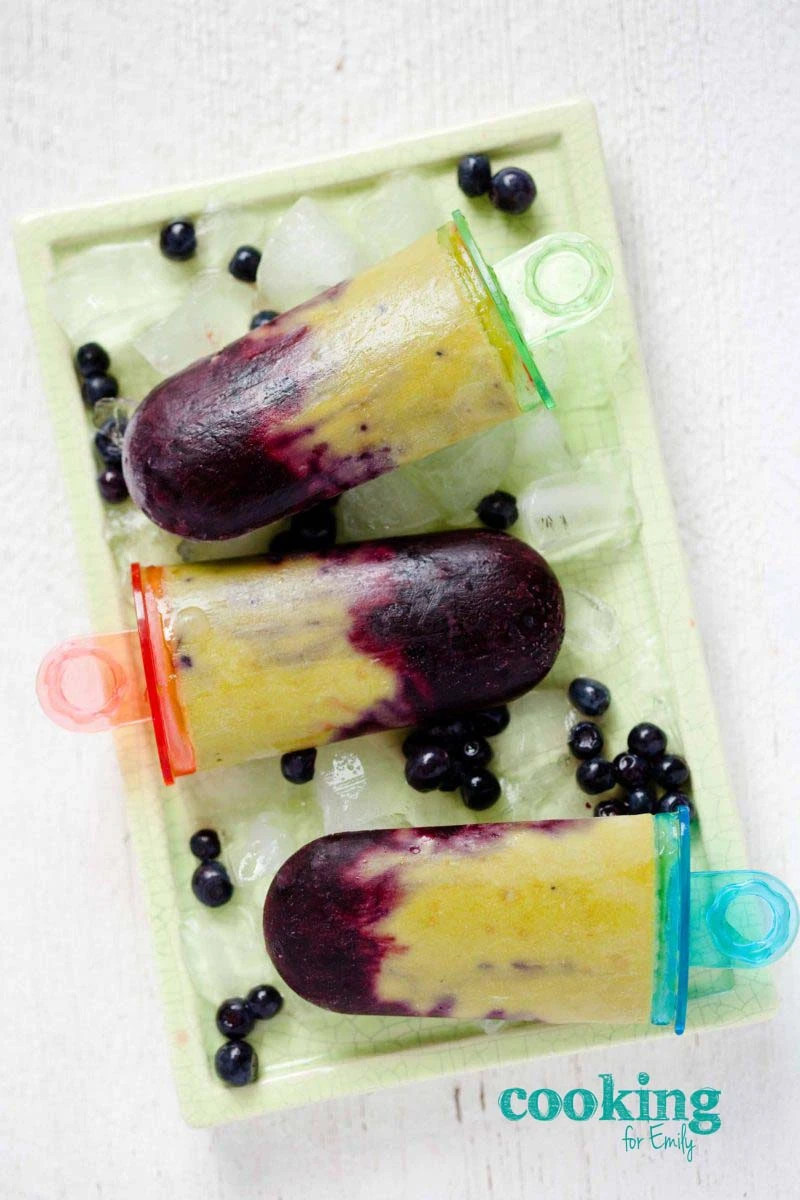 Zielone lody z jagodami