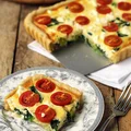 Tarta z pomidorkami, szpinakiem i fetą