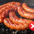 90% osób źle grilluje kiełbasę! Sprawdź, dlaczego nie wolno jej nakłuwać!