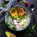 Buddha bowl: ryż, kurczak, awokado