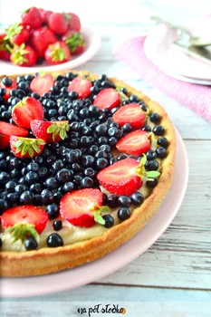 Bezglutenowa tarta z jagodami  i bitą śmietanką z nerowców