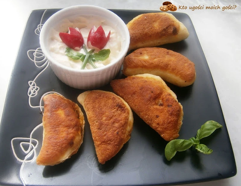 Pierożki drożdżowe z kurczakiem, pieczarkami i serem żółtym