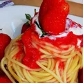 Wulkan truskawkowy z makaronem spaghetti