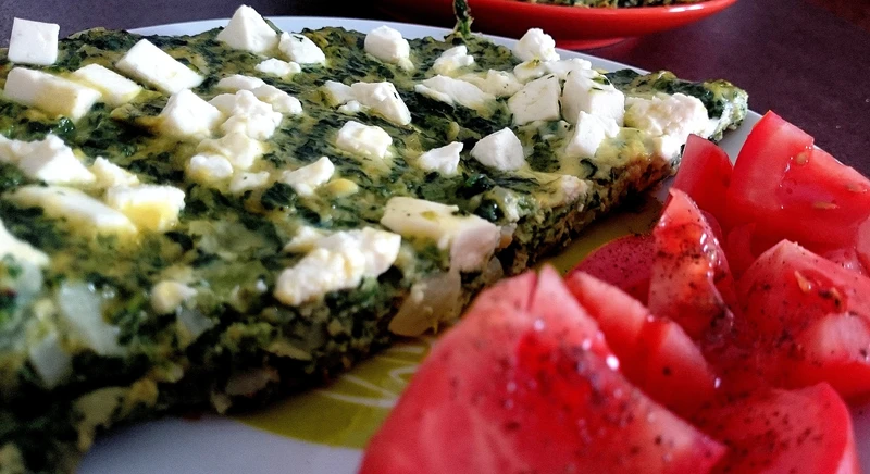 Fit śniadanie: szpinakowy omlet z fetą