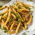 Frytki bez oleju, ale nie bez smaku! Ten składnik sprawia, że smakują jak z budki