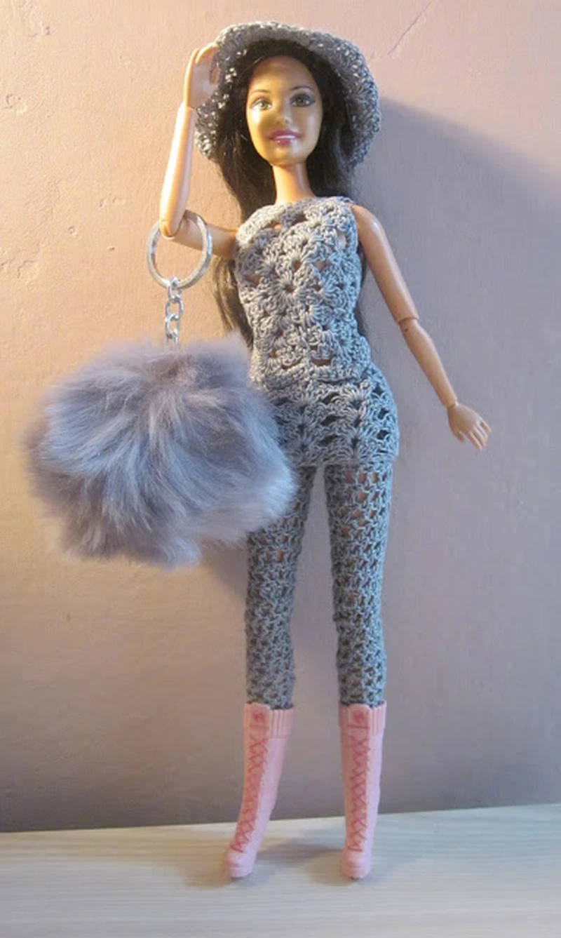 Szydełkowa minisukienka, kapelusik i rajstopki dla Barbie