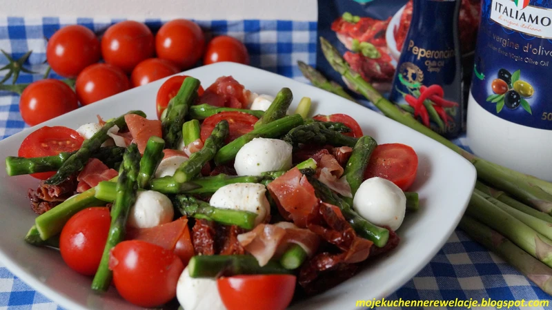 Pikantna sałatka z grillowanymi szparagami, mozzarellą i suszonymi pomidorami