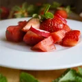 SAŁATKA Z TRUSKAWKAMI I ARBUZEM Z NUTĄ OCTU BALSAMICZNEGO I MIĘTY
