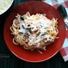 Spaghetti z suszonymi pomidorami, szynką parmeńską i oliwkami