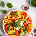 Burrata z pieczoną papryką i pesto -