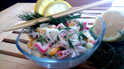 Fit: sałatka z surimi z lekki sosem jogurtowo- czosnkowym.