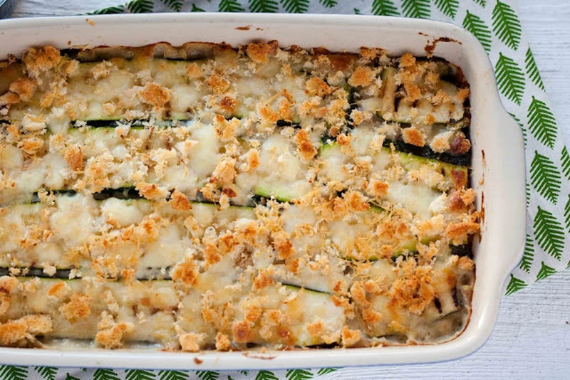 Zapiekanka z cukinią, tuńczykiem i mozzarellą