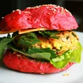 Różowa bułka z buraków i burger z tofu