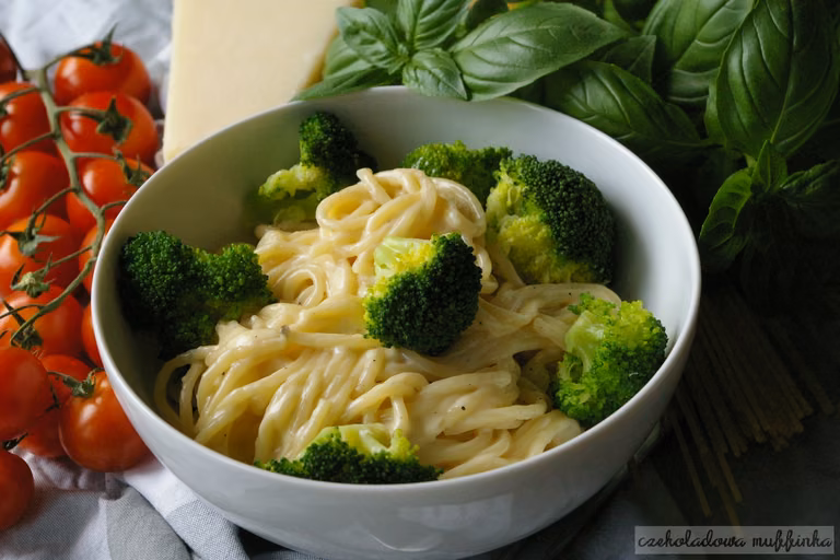 Spaghetti z brokułami w sosie serowym