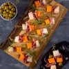 Koreczki z melonem, prosciutto, serem i oliwkami