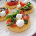 Pizzette z ciasta francuskiego z marynowanymi pomidorkami