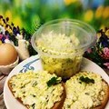 PASTA JAJECZNA NA KANAPKI Z CEBULĄ, SZCZYPIOREM, NATKĄ PIETRUSZKI I MASŁEM
