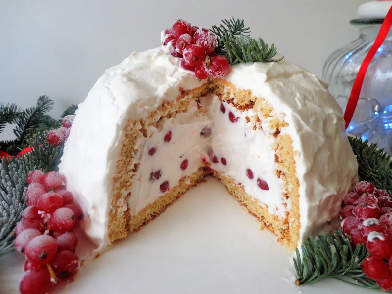 Kula śnieżna z biszkoptu z kremem chantilly, czerwoną porzeczką i granatem