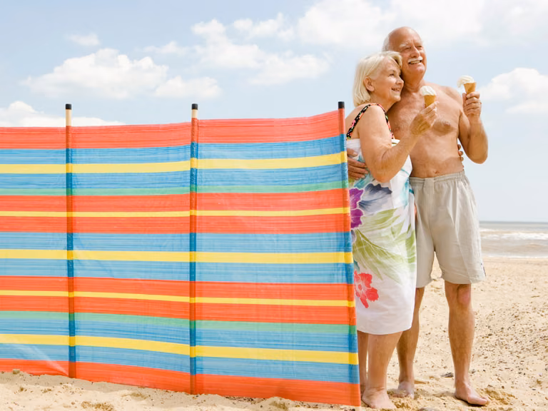 Parawany na polskich plażach – dlaczego się grodzimy? Odpowiedź leży w naszej historii