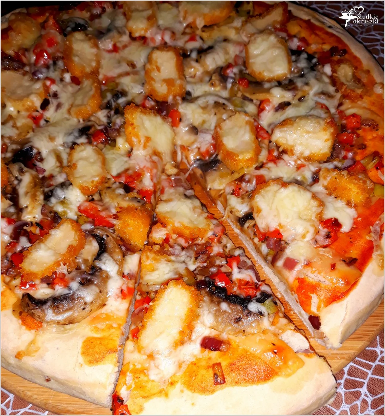 Pizza z nuggetsami na grubym cebulowym cieście