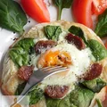 Mini pizza z jajkiem i szpinakiem